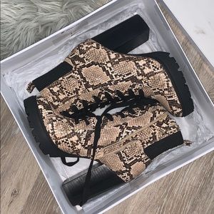 “Latch” Steve Madden boots never worn